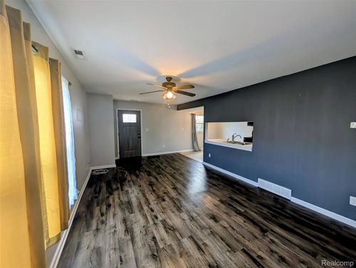 9465 Parkwood N, Davison, MI, 48423-1706 | Card Image