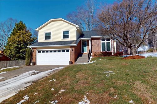 713 Old Barn Cir, Pilot Mountain, NC, 27041-9328 | Card Image