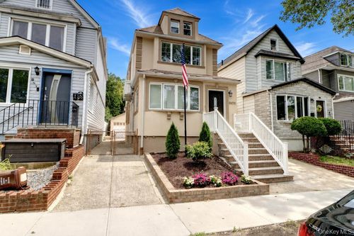 6472 80th Ave, Glendale, NY, 11385-6840 | Card Image