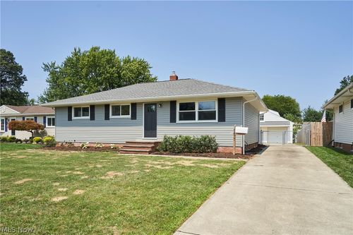 35477 Hobbie Dr, Eastlake, OH, 44095-2304 | Card Image