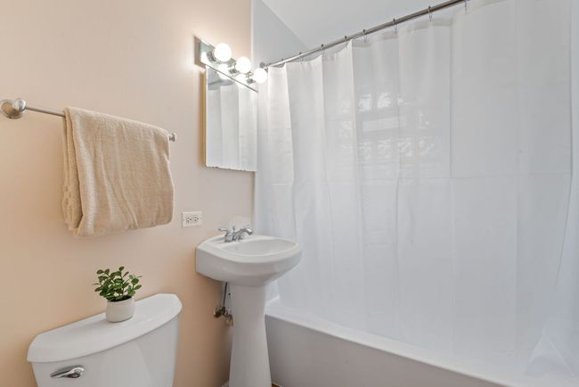 532 Apache Ln, House other with 3 bedrooms, 2 bathrooms and 1 parking in Carol Stream IL | Image 9