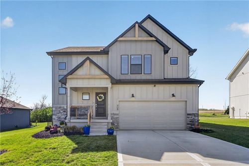 408 Woodview Dr, Raymore, MO, 64083 | Card Image