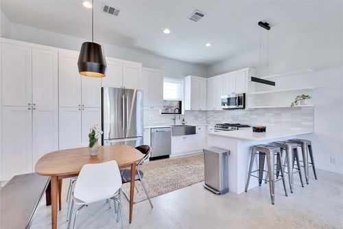 2-2105 Pennsylvania Ave, Austin, TX, 78702-2215 | Card Image