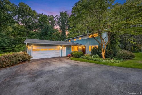 2 Woodcrest Dr, East Fishkill, NY, 12533-6330 | Card Image