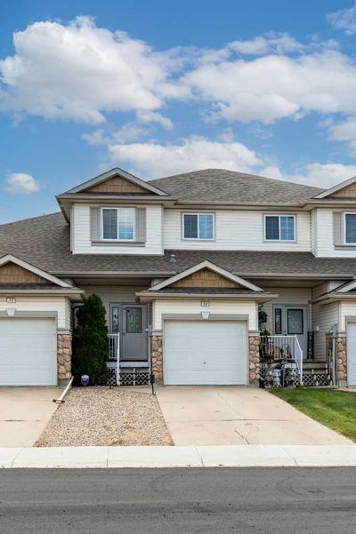 32 Stonegate Cres Se, Home with 3 bedrooms, 2 bathrooms and 2 parking in Medicine Hat AB | Image 3