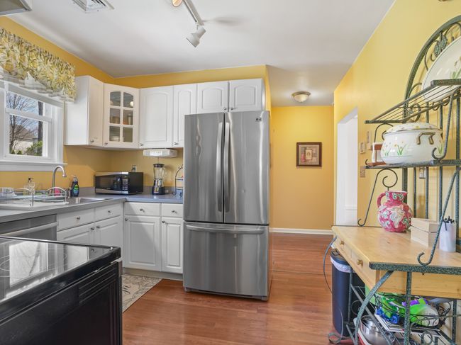 Bake some bread in this adorable kitchen | Image 7