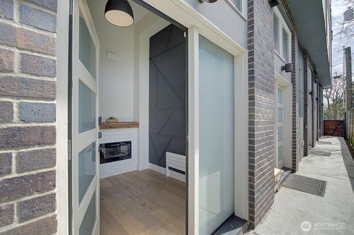 e-908 N 46th St, Seattle, WA, 98103-6606 | Card Image