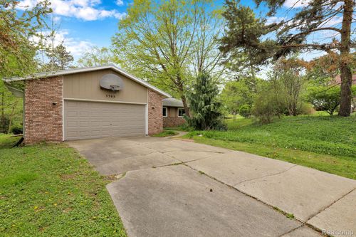 3305 Ridgefield Rd, Lansing, MI, 48906-3544 | Card Image