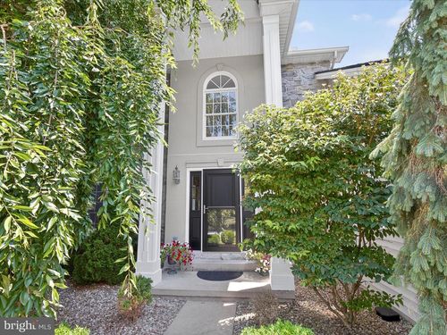 8 Jacobs Creek Dr, Hershey, PA, 17033-8918 | Card Image