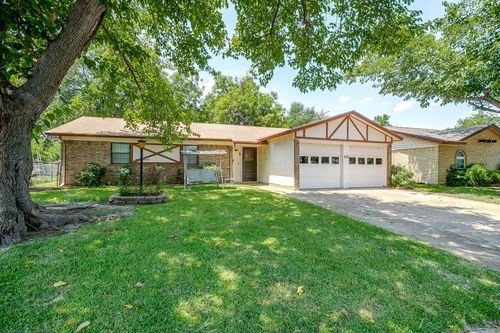 325 Quail Creek Dr, Crowley, TX, 76036-2211 | Card Image