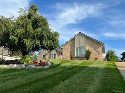 9095 Rotondo Dr, Howell, MI, 48855-7130 | Card Image