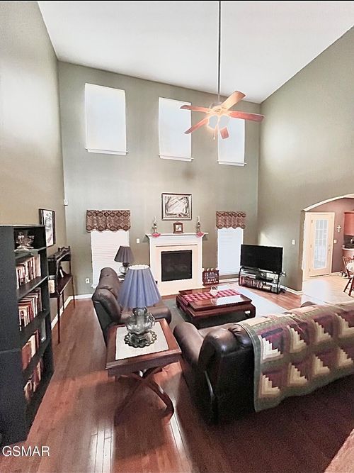 1524 Cutters Run Ln, Knoxville, TN, 37932-2495 | Card Image
