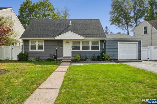 76 Day Ave, Bergenfield, NJ, 07621-1406 | Card Image