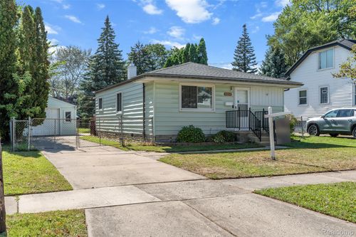 8610 Central, Center Line, MI, 48015-1910 | Card Image