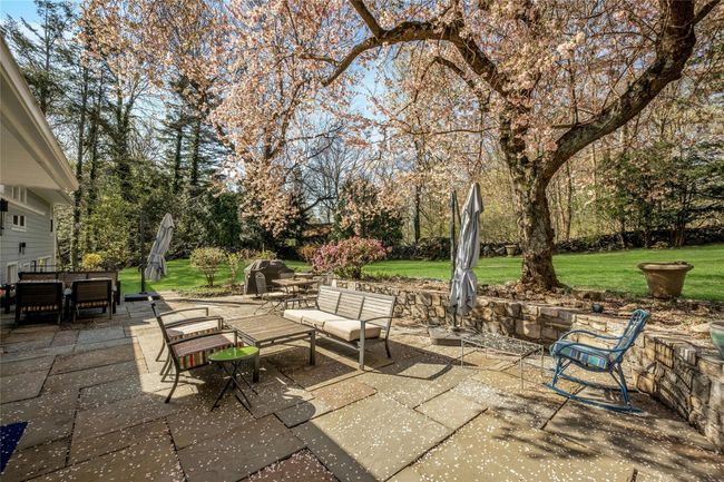 Great patio for entertaining | Image 18