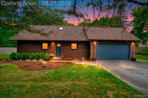 8845 River Valley Rd, Brighton, MI, 48116-8819 | Card Image