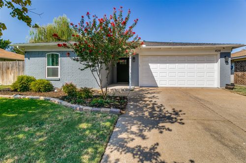 424 Allencrest Dr, White Settlement, TX, 76108-2740 | Card Image