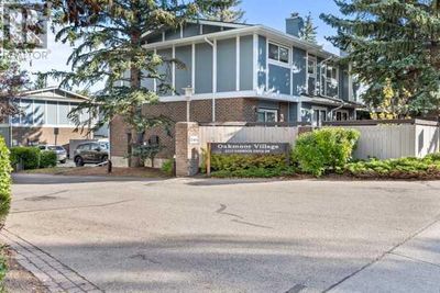 2210 Oakmoor Dr Sw, Townhouse with 4 bedrooms, 3 bathrooms and 2 parking in Calgary AB | Image 1