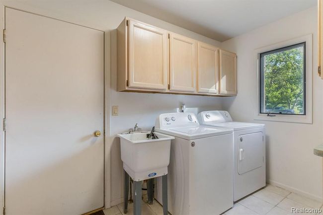 Laundry/Mudroom with Door into Garage | Image 20