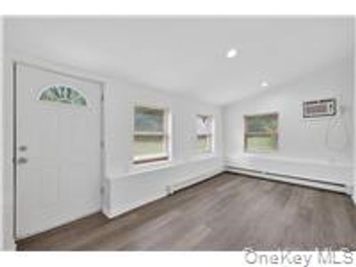 85 Holloran Rd, New Windsor, NY, 12553-8302 | Card Image