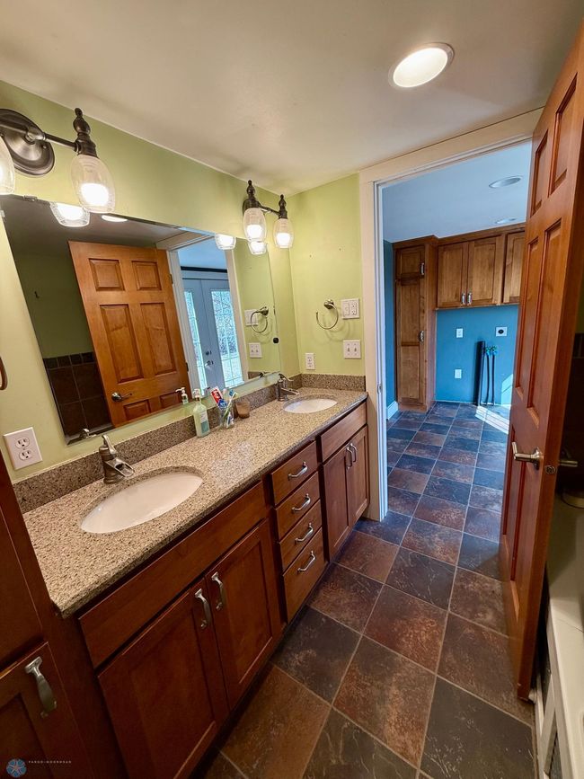 Main Floor Full Bath | Image 12