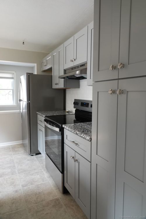 7 Douglas Cir, West Hartford, CT, 06110-2507 | Card Image