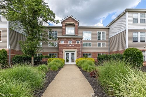 220-23004 Chandlers Ln, Olmsted Falls, OH, 44138-3273 | Card Image