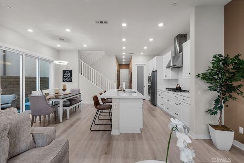 27258 Narrowleaf Willow Ln, Valencia, CA, 91381-2173 | Card Image