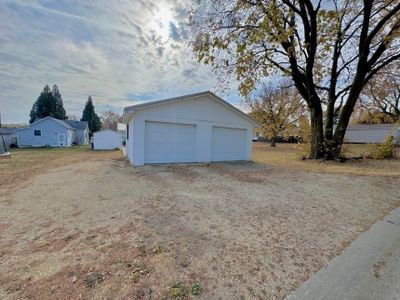 221 Lincoln Dr Ne, House other with 2 bedrooms, 1 bathrooms and null parking in Oelwein IA | Image 2