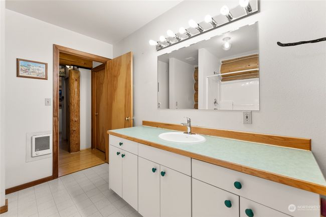 Main floor bath | Image 20