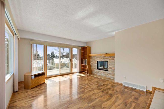 28 Stradwick Way Sw, Home with 3 bedrooms, 3 bathrooms and 2 parking in Calgary AB | Image 8