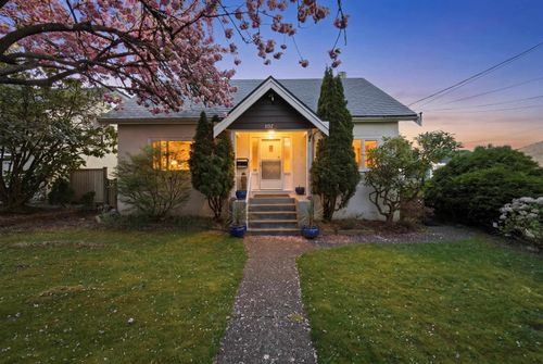 107 Seventh Avenue, New Westminster, BC, V3L1W2 | Card Image