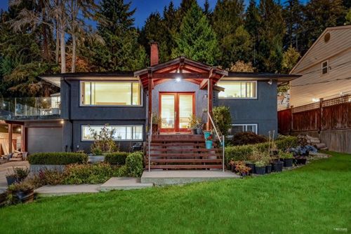 562 Alpine Crt, North Vancouver, BC, V7R2L6 | Card Image