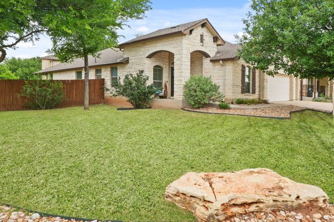 Large Front yard on corner | Image 4