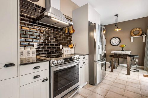 17-730 Mccombs Dr, Harrison Hot Springs, BC, V0M1K0 | Card Image