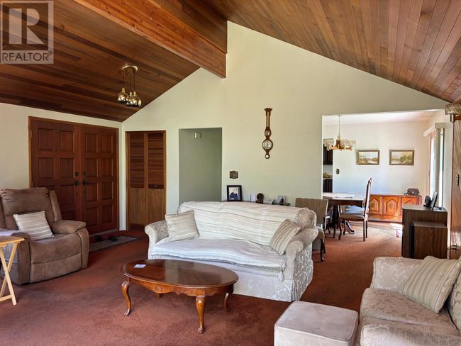 1374 Highway 3 B, House other with 5 bedrooms, 2 bathrooms and 4 parking in Montrose BC | Image 4