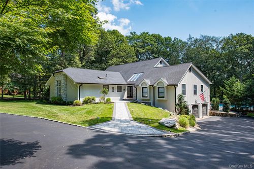 142 Landing Meadow Rd, Smithtown, NY, 11787-1126 | Card Image