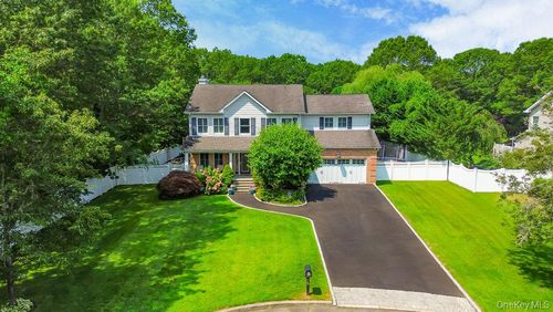 15 Victoria Ct, Oakdale, NY, 11769-1009 | Card Image