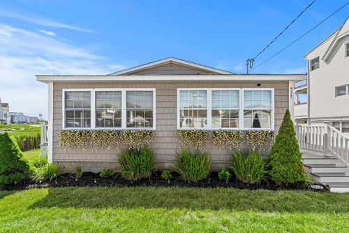 527 Ocean Blvd, Hampton, NH, 03842-3701 | Card Image
