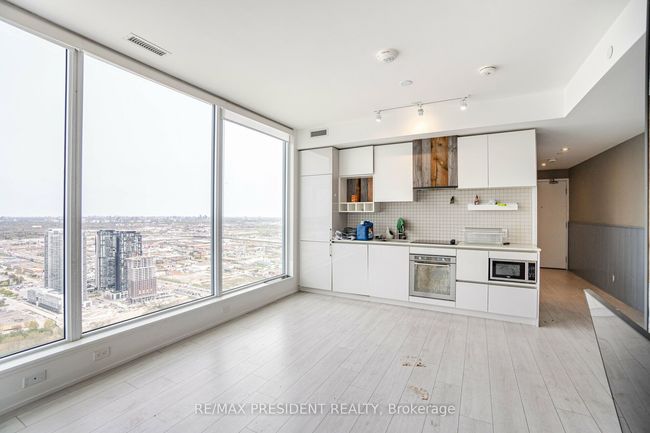 5702 - 5 Buttermill Ave, Condo with 3 bedrooms, 2 bathrooms and 1 parking in Vaughan ON | Image 22