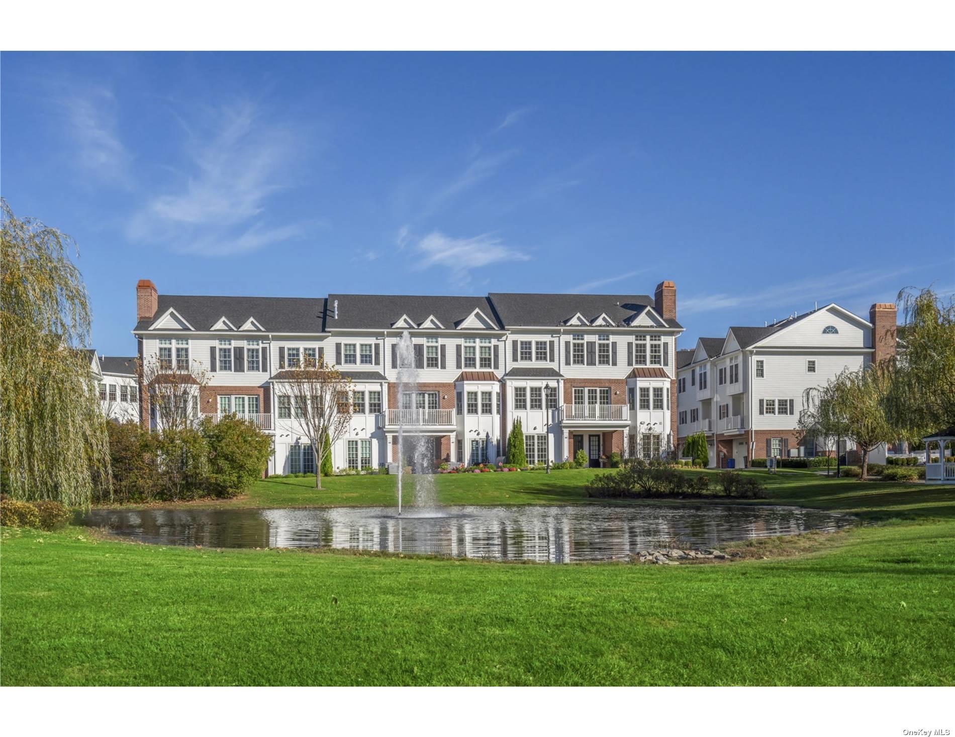 Mill Crk, Roslyn, NY 11576