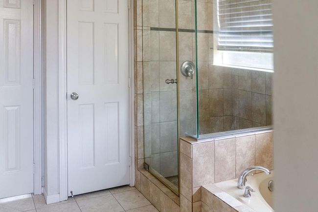 Seperate shower & tub | Image 14