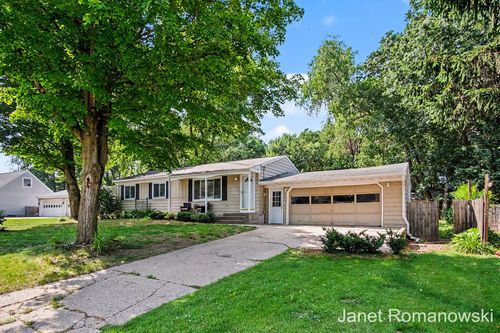 11141 Woodbushe Dr Se, Lowell, MI, 49331-9638 | Card Image