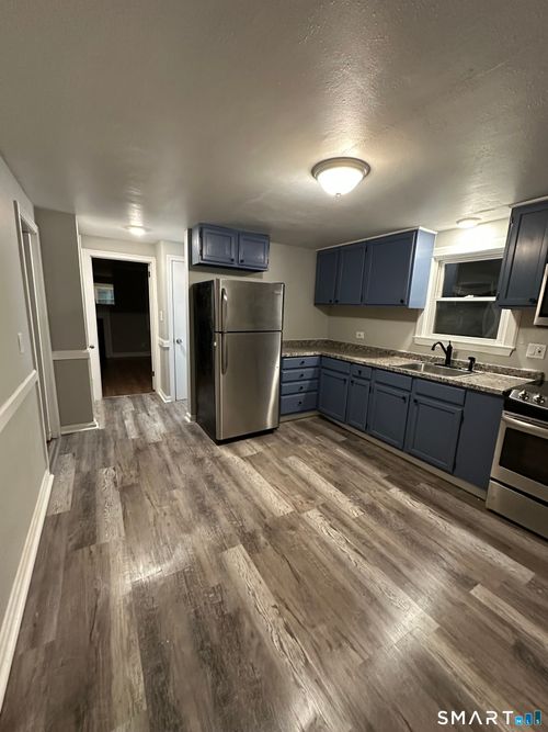 574 S Quaker Ln, West Hartford, CT, 06110-1022 | Card Image