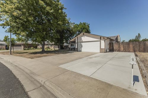 1385 Bernadine Dr, Clovis, CA, 93611-5107 | Card Image