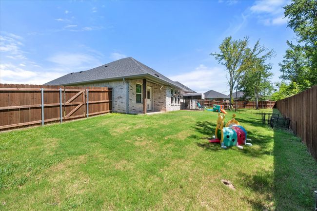 Fenced backyard | Image 22