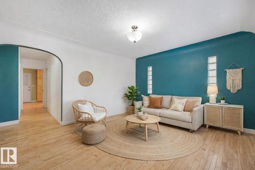4-9835 82 Ave Nw, Edmonton, AB, T6E1Y7 | Card Image