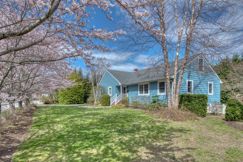 520 4th St, Greenport, NY, 11944-1810 | Card Image