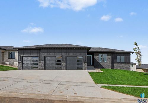 2705 S Maplewood Ave Avenue, Sioux Falls, SD, 57110 | Card Image