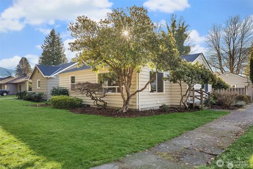 240 Janet Ave N, North Bend, WA, 98045-7907 | Card Image